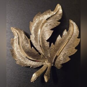 🍁 B.S.K. Leaf Brooch Gold Tone Vintage Excellent Condition